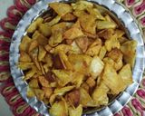 बटाट्याच्या क्रिस्पी काचऱ्या (batatachya crispy kachrya recipe in marathi) रेसिपी स्टेप 4 फोटो 