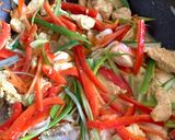 Foto del paso 3 de la receta: Pollo con verduras y algas al wok