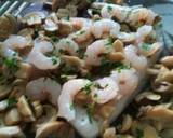 Foto del paso 5 de la receta: Filete de merluza al horno con gambas y champiñones