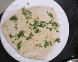 गार्लिक पराठा आणि पालक पनीर (garlic paratha ani palak paneer recipe in marathi) रेसिपी स्टेप 3 फोटो 