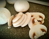 Foto del paso 2 de la receta: Muslos de Pollo en salsa de Champiñones