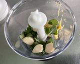 Une image de l'étape 3 de Sauce salade épicée au basilic, moutarde, ail et citron.