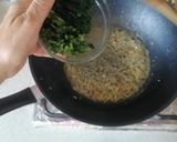 Foto del paso 3 de la receta: Merluza austral con espaguetis y ostiones al ajillo con cebollín y cilantro. 