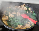 Foto del paso 5 de la receta: Pollo en salsa de espinacas y champiñones