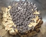 Foto del paso 1 de la receta: Bizcochitos de chocolate con maní y chispas 🍪🥜🍫