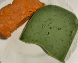 Foto del paso 1 de la receta: Cena rápida y sabrosa! Chapata integral con queso de pesto y sobrasada