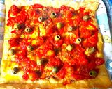 Foto del passaggio 4 della ricetta Pizzette di pasta sfoglia con olive e pomodorini