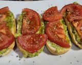 Foto del paso 4 de la receta: Barritas tostadas o sin tostar con aguacate, tomate y longaniza