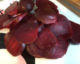 Une image de l'étape 1 de Salade de betteraves rouges et tomates au fromage frais.