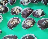 Foto langkah ke 6 dari resep 44. Kurma cokelat isi glaze.