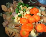 Foto langkah ke 5 dari resep Ayam Cah Jamur.