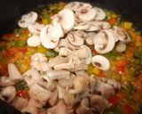 Foto del paso 5 de la receta: Dados de solomillo de cerdo con pimientos tricolor y hongos