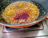 A picture of step 3 of Shrimps in red gravy.