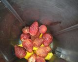 Foto langkah ke 3 dari resep Jus Mangga Strawberry.