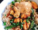 Hình bước làm 3 của món Mì Ăn Liền Lẩu Thái Nấu Trai Đen & Măng Tây