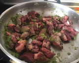 Foto del paso 2 de la receta: Ternera en salsa con guisantes y zanahoria