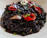 Foto del paso 8 de la receta: Arroz negro meloso con sepia y pimientos del piquillo