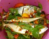 Foto langkah ke 2 dari resep Pepes pedas kembung kemangi.