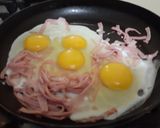 Foto del paso 1 de la receta: Huevos revueltos con jamón y queso