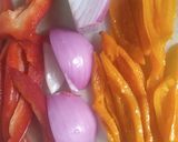 Foto del paso 1 de la receta: Encurtido de cebolla morada, pimiento y ají amarillo