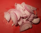 Foto del paso 12 de la receta: Lomo de cordero, con cebollas caramelizda, cirulas, pasas y crujiente de almendras