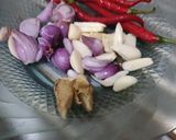 Foto langkah ke 2 dari resep Tumis Baby Buncis Ayam Cincang.