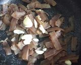 Hình bước làm 2 của món Da trâu xào tỏi