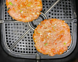 Foto del paso 2 de la receta: Carne de hamburguesa con chorizo rojo en la freidora de aire