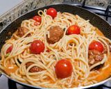 Foto del paso 7 de la receta: Espaguetis con albóndigas en salsa de tomate y tomate cherry