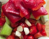 Foto del paso 2 de la receta: Sopa fría de tomate tipo gazpacho con morrón rojo 🍅🥒🧅🧄🍞
