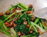 Hình bước làm 1 của món Sò lông xào cải ngọt