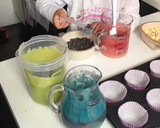 Foto del paso 2 de la receta: Magdalenas de colores con pepitas de chocolate