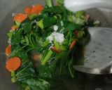 Foto langkah ke 3 dari resep Sayur Bening: Bayam, Selada dan Wortel.