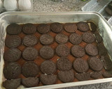 A picture of step 4 of Oreo layered cheesecake brownie.