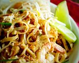 Foto langkah ke 8 dari resep Kwetiow Goreng Udang a'la Thai(Prawns Pad Thai).