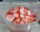 Foto langkah ke 2 dari resep Es sirup pandan timun suri.