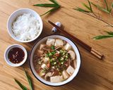 Hình bước làm 6 của món 🌱 Canh Chua Bắp Chuối & Nấm Chay (Vegan)