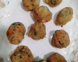 A picture of step 3 of Aloo bonda aloo pakora.