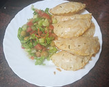 Foto del paso 9 de la receta: Empanadillas de merluza, gambas, palitos de cangrejo y huevo duro al horno con ensalada