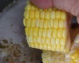 Foto langkah ke 2 dari resep Bening Daun Ubi Wortel Jagung.
