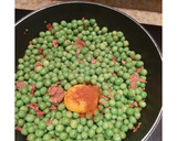 Foto del paso 3 de la receta: Guisantes salteados con un sofrito de jamón serrano y ajo