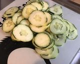 Une image de l'étape 1 de Salade de tomates grappe et concombre Noa à l oignon blanc d Italie et aromates de la mer.