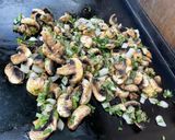 Une image de l'étape 10 de Champignons de Paris sautés à l’ail, oignon doux et coriandre fraîche.