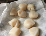 A picture of step 1 of Lemon Butter Scallops.