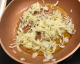 Foto del paso 1 de la receta: Tortilla de pescado, cebolla y piparras