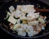 Foto del paso 3 de la receta Wok de puerro, coliflor, calabacín y pollo