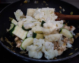 Foto del paso 3 de la receta: Wok de puerro, coliflor, calabacín y pollo
