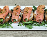 Foto del paso 5 de la receta: Rollito de salmón con rúcula, huevas y queso Skyr