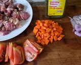 Foto del paso 1 de la receta: Masas de cerdo salteadas con zanahoria y tomate