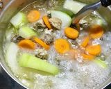 รูปขั้นตอนการทำที่ 3 ของ ต้มฟักน้ำใสโครงไก่ใส่แครอท🍲🥕